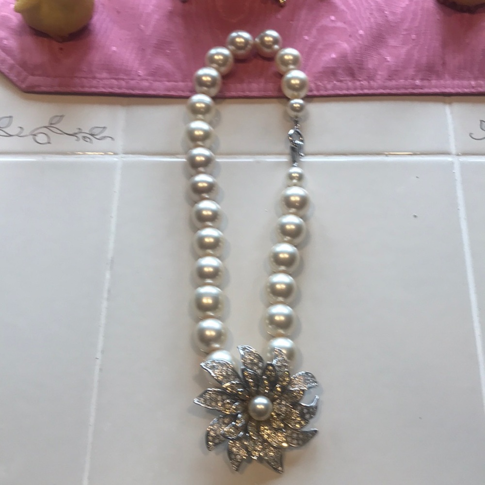 Chanel  style pearl neck very pretty